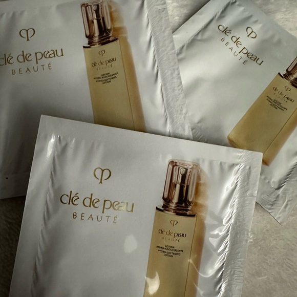 Cle De Peau Cosmetic Pouch with 5 samples 3x Lotions Serum & Concealer - Picture 4 of 8